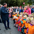 Kronprinsparet hilser på barn som var møtt fram i Stavern. Foto: Lise Åserud, NTB scanpix